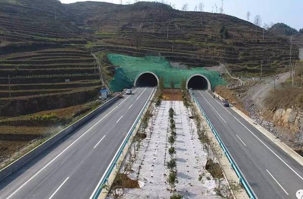 青场互通立交 镇毕高速建成通车后,将极大便利七星关与镇雄两地居民