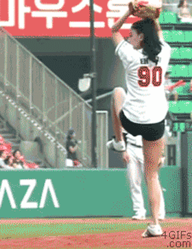 搞笑gif:谁说女生就打不好棒球了