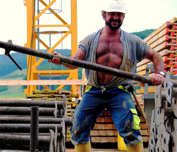 中国搬砖小伙vs国外 建筑工人,肌肉不输健身壮男