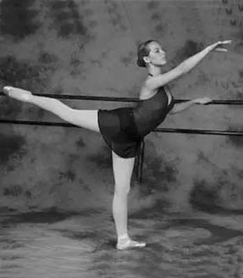 阿拉贝斯克(arabesque)是舞者最常练习的舞步之一,用途广泛,通常和
