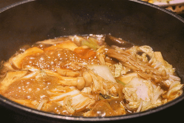 心,品种也炒鸡丰富:金针菇,蓬蒿菜,大白菜,香菇,杏鲍菇,魔芋丝,豆腐等