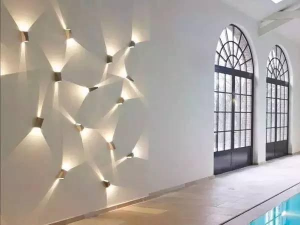 用不同角度照射的灯光,构成了一幅美妙的墙面装饰.