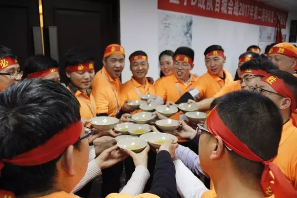 壮行酒一饮而尽,祝众将士旗开得胜!