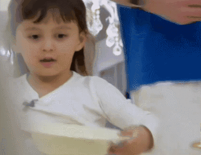 在家里爸爸叫让米雅帮忙拿盘子,小萌神会颠颠颠地跑过来,表情萌萌哒.