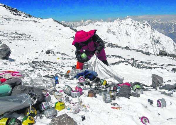 尼泊尔政府要求珠峰登山者将垃圾带下山