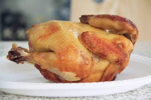 新鲜出炉的泥焗鸡连皮都酥脆 美味