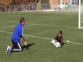 3.倒地扑球 训练伙伴喂球(左右),门将跪姿进行扑救训练.