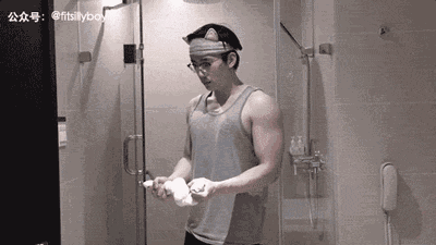 惊!他居然在厕所用半小时做这种事