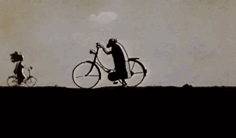 走在路上,有小女孩骑着自行车飞一样地从她身边经过,跟她当年一样.