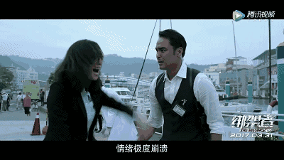 以往很多警匪片在剧情中会强行让男女主角之间产生些暧昧情愫, 一边