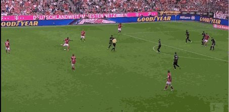 穆勒劲射被希茨扑出,莱万头球补射得分,5-0,拜仁遥遥领先,莱万完成