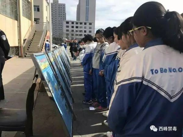 接受警方毒品预防教育的庆阳四中学生所穿校服与微博爆料照片人物所穿