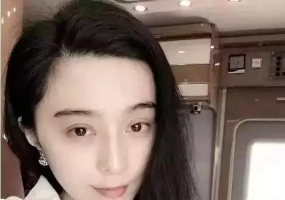 范冰冰是最早使用欧式双眼皮的一批明星了~ 双眼皮现在也很吓人,有