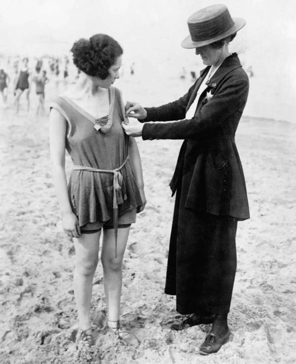 1920年代的美国海滩 检查女性泳衣长度时的珍贵照片