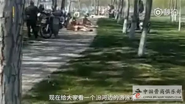 上纲上线论太原几十个老头公开场合光屁股甩鸡鸡