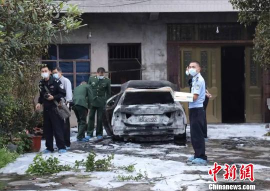 当地警方正在侦查遭纵火焚烧的轿车现场。台州市仙居县公安局 供图