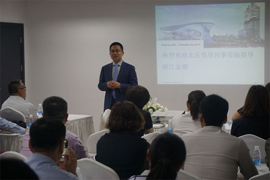 接下来是宝马东南区领导讲话,提出拉近交流,提升售后服务质量的会议期许