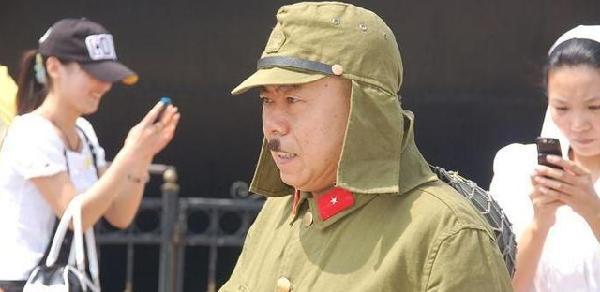 日本士兵帽子的两片帘子有什么用,绝不是防弹!