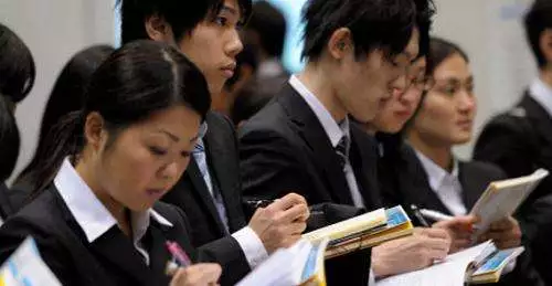 “如果家里出不起钱,你又想出来留学,那就先攒够学费再出来,生活费可以通过打工赚到,为什么偏偏要出卖自己的肉体?”来自杏林大学的王同学说。