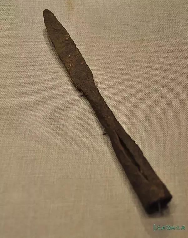长矛和一柄清代的长矛没有明显的区别,都是由骹装的矛头,木柄和鐏组成