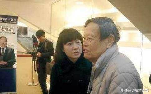 95岁杨振宁老年斑满脸,翁帆一脸憔悴,对丈夫不耐烦