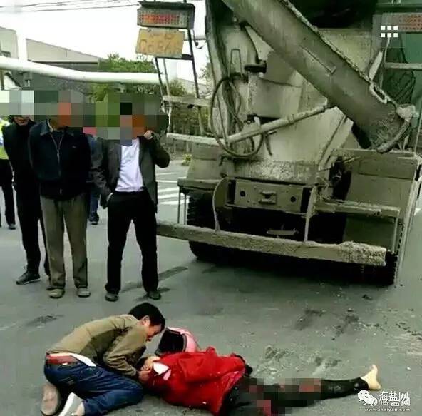 嘉兴电瓶车和混泥土车惨烈车祸,女子被撞身亡!