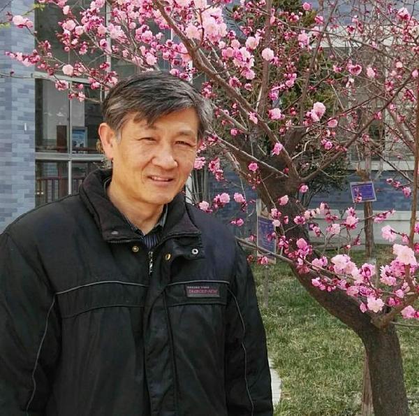 王大华,1966年生于山东昌邑,自幼随父亲学习书法.
