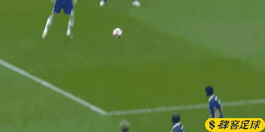 威廉主罚点球,骗过洛里直接命中!2-1,切尔西再次领先!