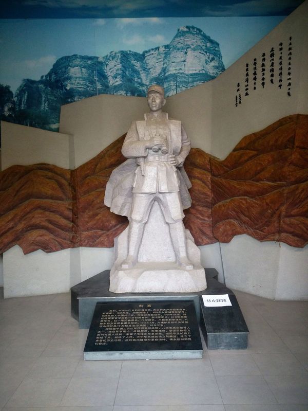 纪念堂正门入口为左权将军雕像