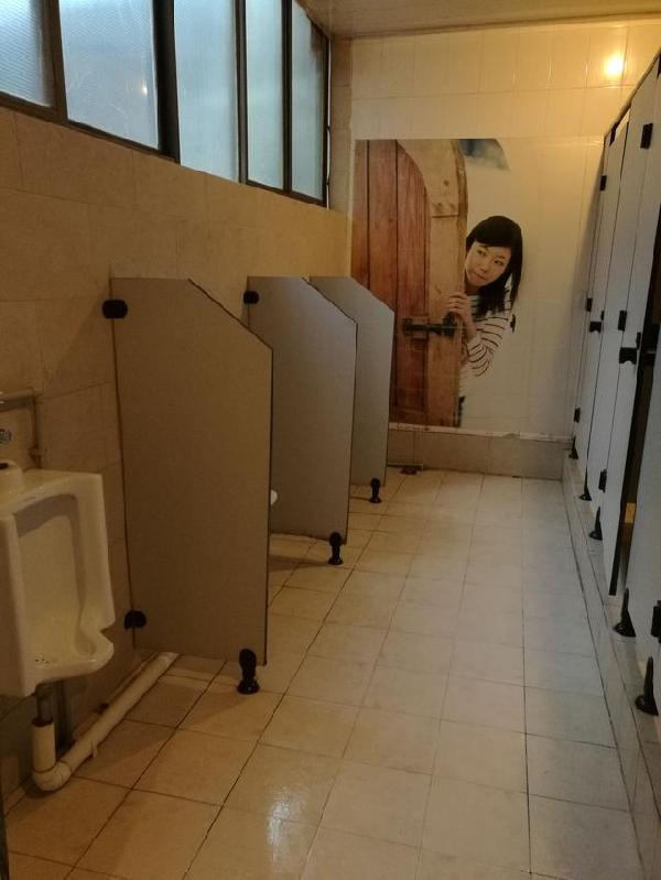 太吓人了,这男厕所随时有个美女在偷看!