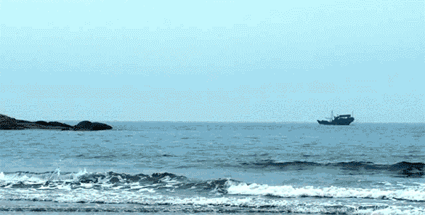 不如玩大一点 比如在海边打电动麻将,吃火锅