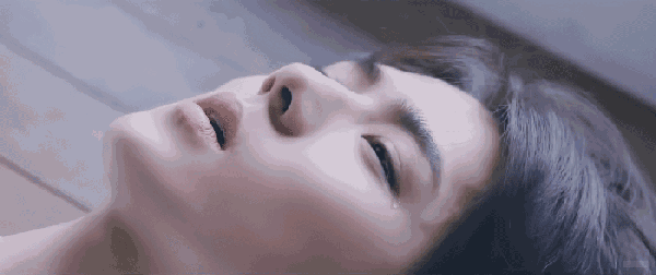 19 有狗狗想要抢孩子的小车 另一只狗狗立刻冲出来赶跑了它 ▼ 但也绝