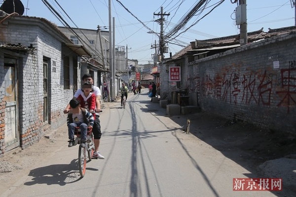 4月12日,黑桥村,在南皋村北边的黑桥村,一个父亲带着两个孩子在村内骑