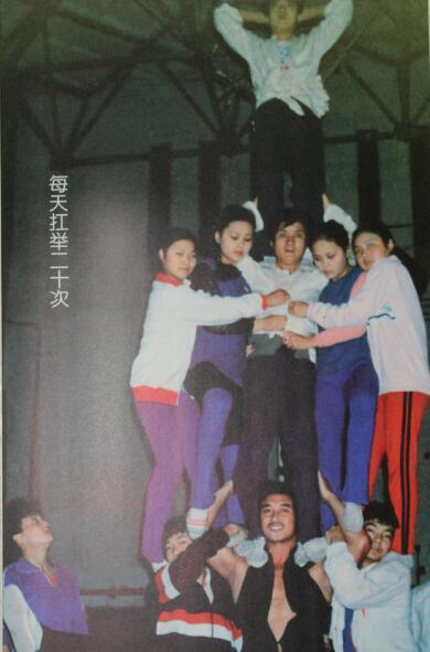 中国大力士是骗子?两臂力量超关羽,最擅长举美女