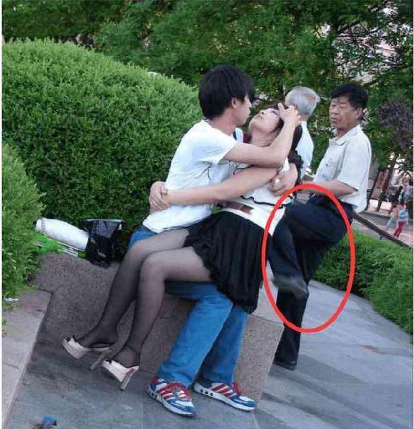 爆笑gif图 这么秀恩爱 大爷都看不下去了