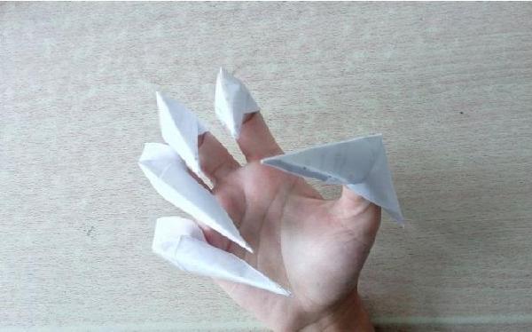折纸爪子,小时候将戴在手指上,挠同学痒痒,你干过吗?