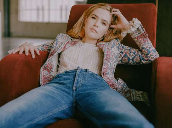 佐伊·达奇(zoey deutch)登上《w》杂志