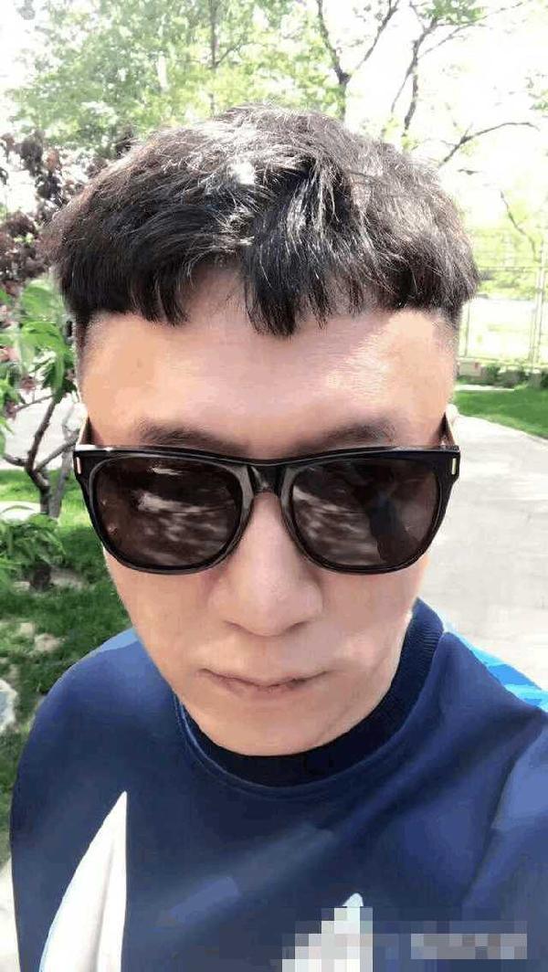 戴上墨镜,其实俨然一个帅哥模样!