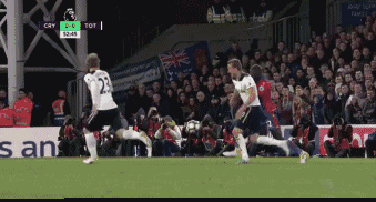 第29分钟,埃里克森与沃克打出撞墙配合,埃里克森禁区右侧小角度低射被