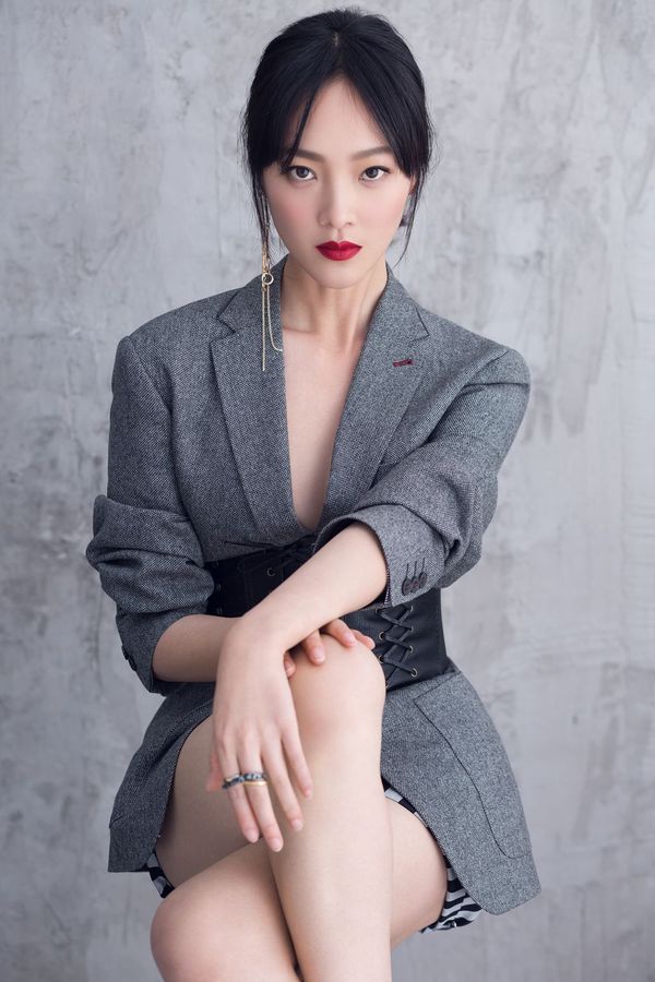何杜娟性感大片曝光 女王攻气场全开