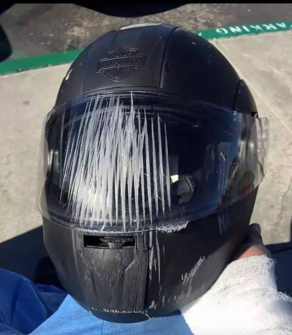 一位警察分享的图片,头盔挡下了子弹