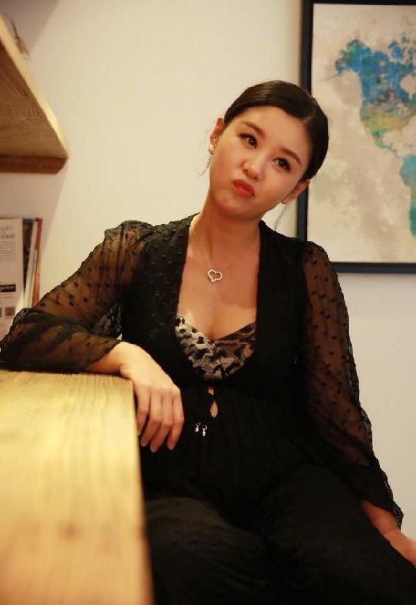 准妈妈李小萌微博晒孕照 梳盘发绝美耀人眼的发型