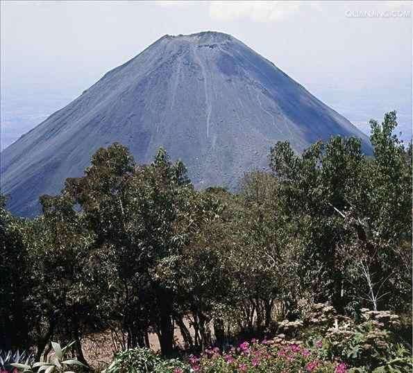 山体呈均匀的黑色火山锥,为1770年和1798年2次火山喷发所形成,附近建