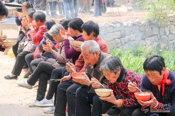 林州农村"玉黍米饭 千百人吃饭场景震撼人心