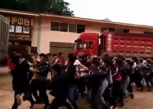 50名中学生群殴 少年古惑仔打群架校园暴力让人震惊