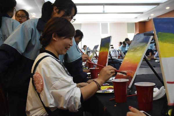 画展之后举行的陌绘成人绘画体验课,家长们在自己孩子的指导下学习