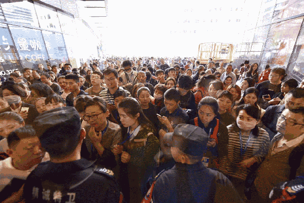 又刷屏!昨天苏宁客流50万人,这些店都