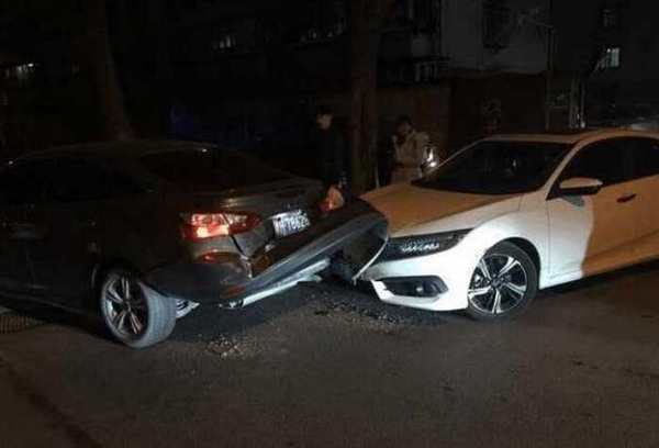 十代思域撞车真实图片无水印 思域撞车打副驾驶