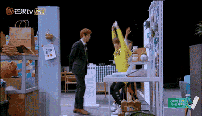 后立即和嘎嘎一起开心地rap起来……果然是一对热爱放飞自我的好兄弟