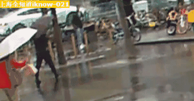 一招 勒颈抱摔将打着伞的扒窃嫌疑人制服在地